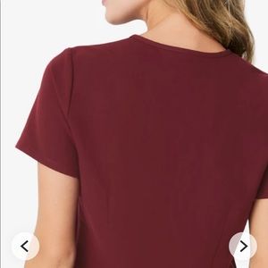Women’s figs maroon one pocket top XL